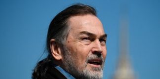 От Никаса Сафронова потребовали десятки тысяч евро за его утонувшую картину