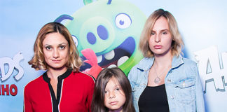 Карина Мишулина впервые за долгое время вышла в свет с дочерьми