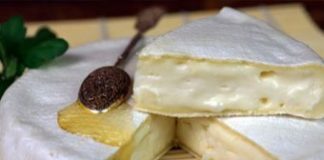 Врачи назвали самый опасный для здоровья сыр