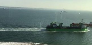 Громадная волна от корабля едва не утопила детей, отдыхающих на пляже в Голландии (ВИДЕО)