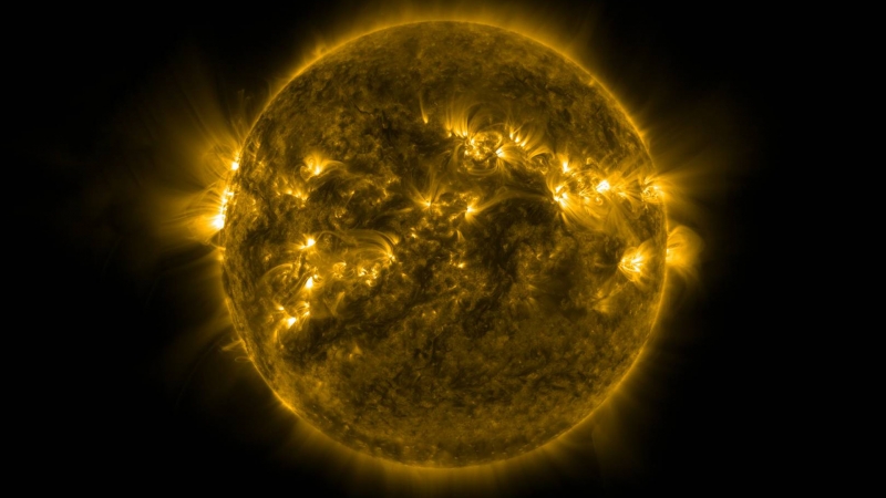 Мощные вспышки фиксируют на Солнце четвертый день подряд