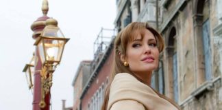 Стильно одетую Анджелину Джоли с дочерью Захарой засняли в аэропорту