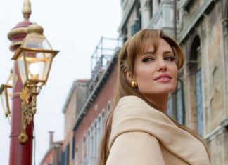 Стильно одетую Анджелину Джоли с дочерью Захарой засняли в аэропорту