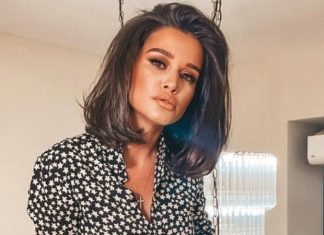 Телеведущая Ксения Бородина показала плоский живот в танце перед зеркалом