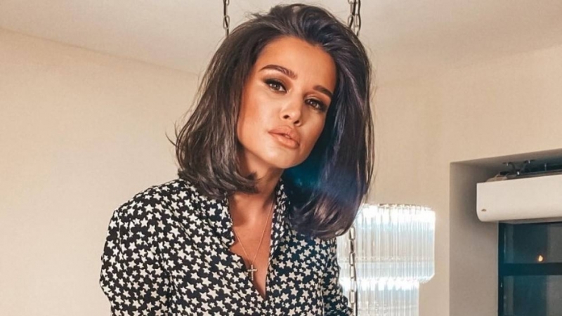 Телеведущая Ксения Бородина показала плоский живот в танце перед зеркалом