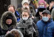 Ученый назвал людей, к которым коронавирусу сложно подобраться