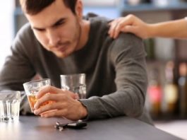 Как помочь алкоголику выйти из запоя: помощь на дому