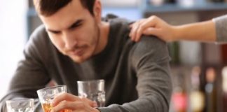 Как помочь алкоголику выйти из запоя: помощь на дому