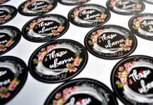 Наклейки с логотипом для рекламы: как заказать печать