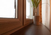 Элитные деревянные окна: выбор материала и фурнитуры, преимущества установки