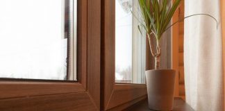 Элитные деревянные окна: выбор материала и фурнитуры, преимущества установки