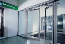 Алюминиевые двери со стеклом: преимущества и недостатки