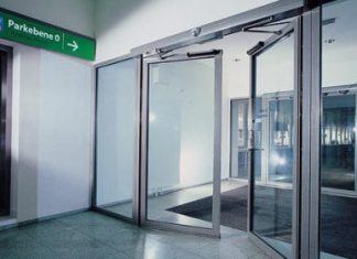 Алюминиевые двери со стеклом: преимущества и недостатки