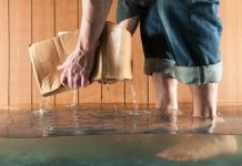 Что делать, если затопили квартиру? Когда обратиться к юристу?