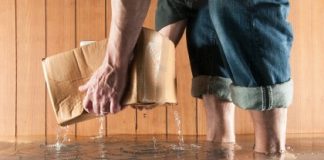 Что делать, если затопили квартиру? Когда обратиться к юристу?