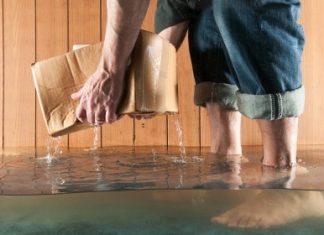 Что делать, если затопили квартиру? Когда обратиться к юристу?