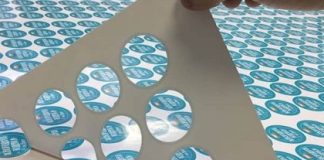 Печать наклеек с логотипом: преимущества и варианты использования