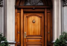Выбор деревянной двери: от стиля до безопасности