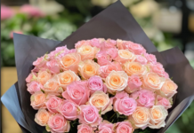 Роскошный букет роз: воплощение элегантности и глубины эмоций