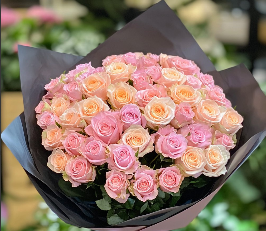 Роскошный букет роз: воплощение элегантности и глубины эмоций